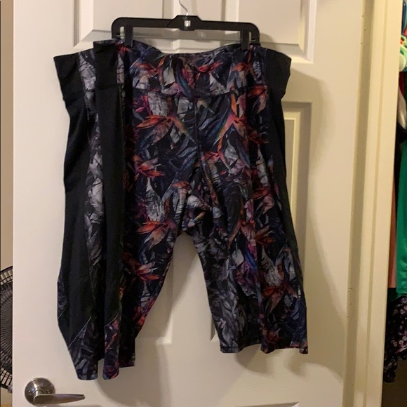 Like new set of plus size C9 active capri leggings - Picture 1 of 6